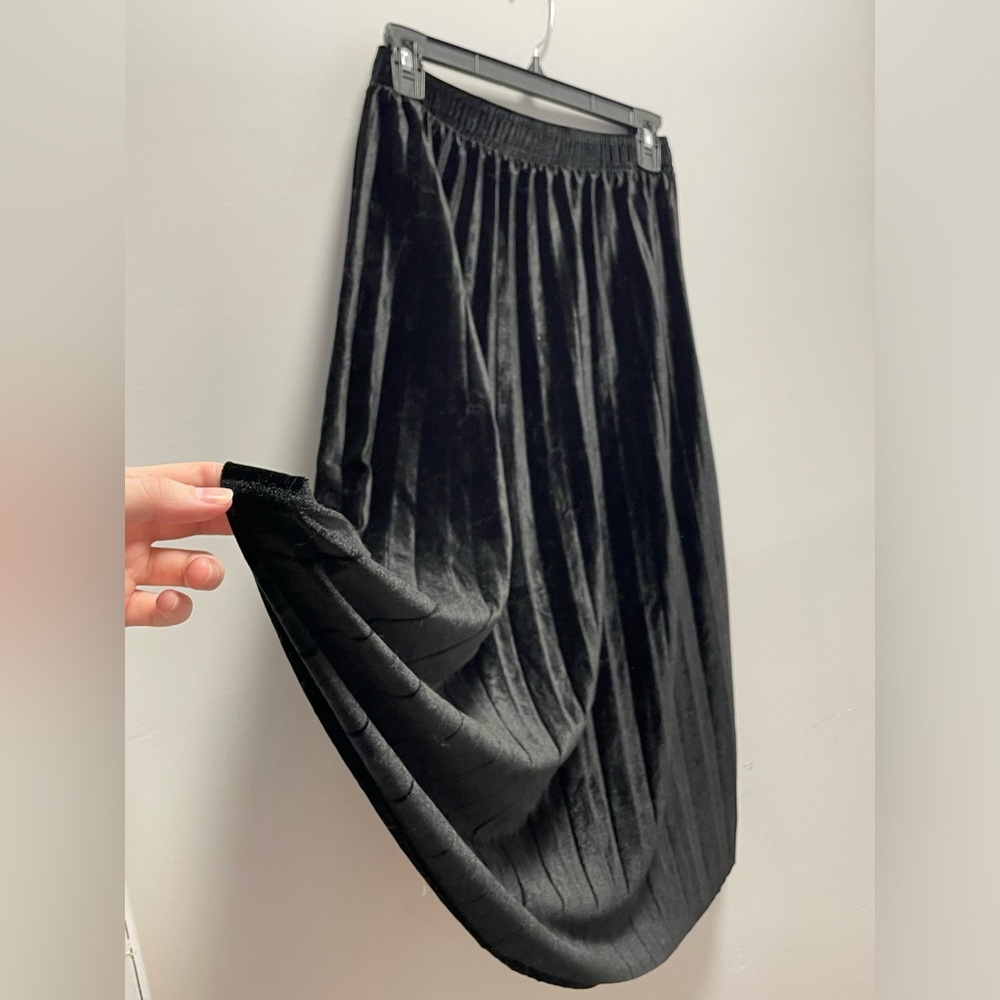 Midi-length, black velvet pleated skirt